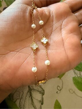 Gold & white pearl bracelet with white clover-shaped charms S925